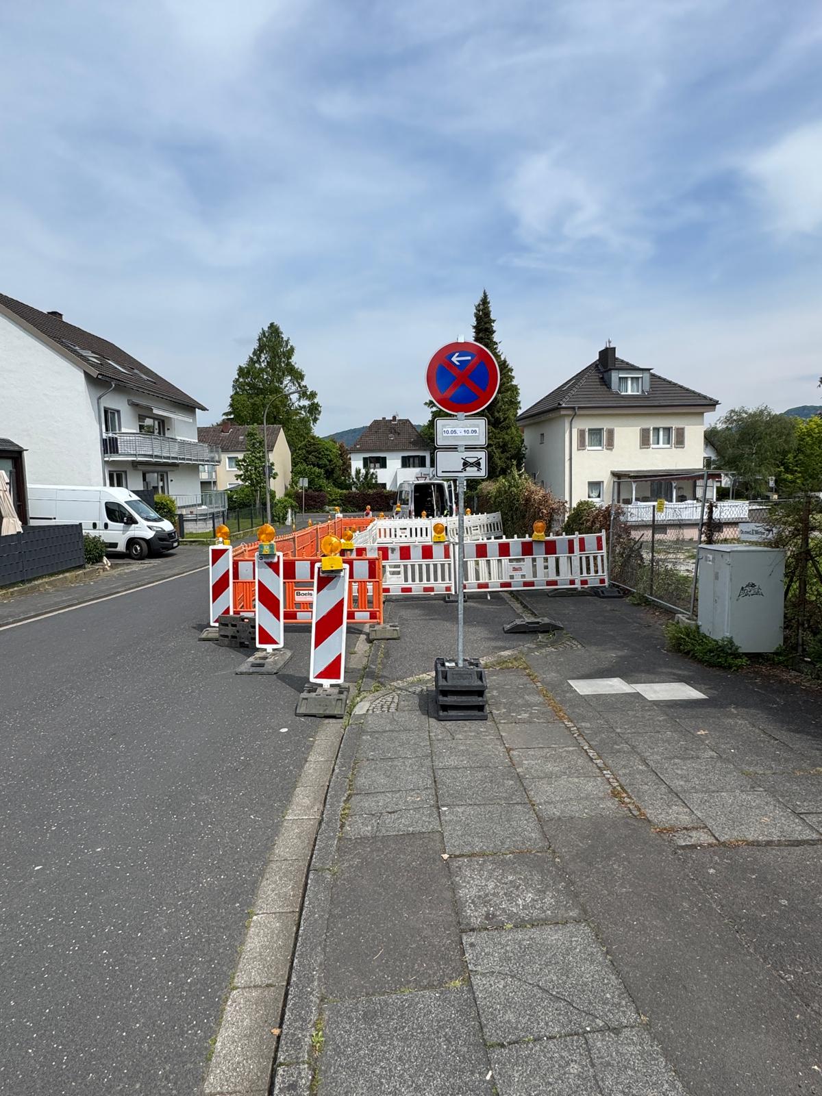 Verkehrssicherung mit Absperrungen und Leitbaken